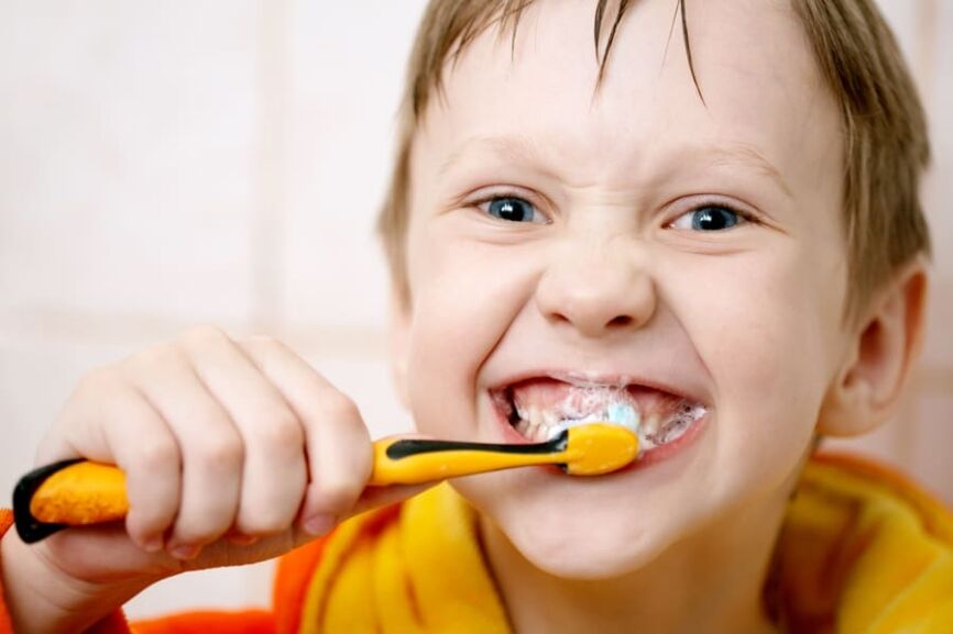 Brushing-your-teeth Дете, което мие зъбите си