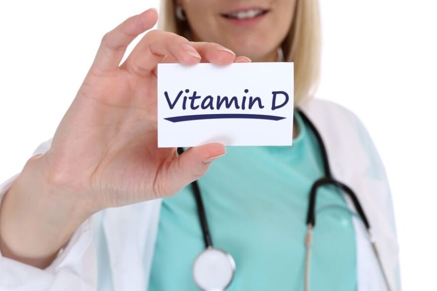 fakti-vitamin-d-vitamin-d-svinska-mas-gotvene Факти за витамин Д. Свинска мас за готвене. Лекарка, която държи табелка с надпис витамин D