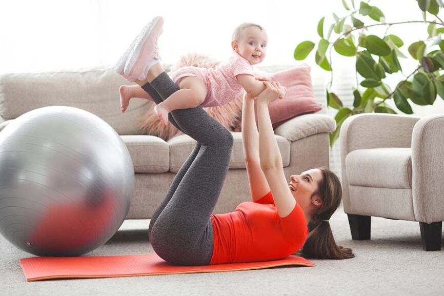 bronhiolit-Young-pretty-mother-working-out-with-her-little-child. Бронхиолит. Възстановяване след бременност. Затлъстяването при децата. Пуерпериум. Витамини за деца.