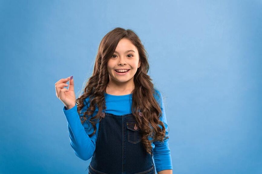 Beautiful Girl Taking Medication. Pill In Hand. Healthy Happy Kid Eat Pill. Vitamins And Supplements. Diet Nutrition Concept. Child girl take medicines. healthcare and diet. daily fluid intake Витамини и минерали за деца.