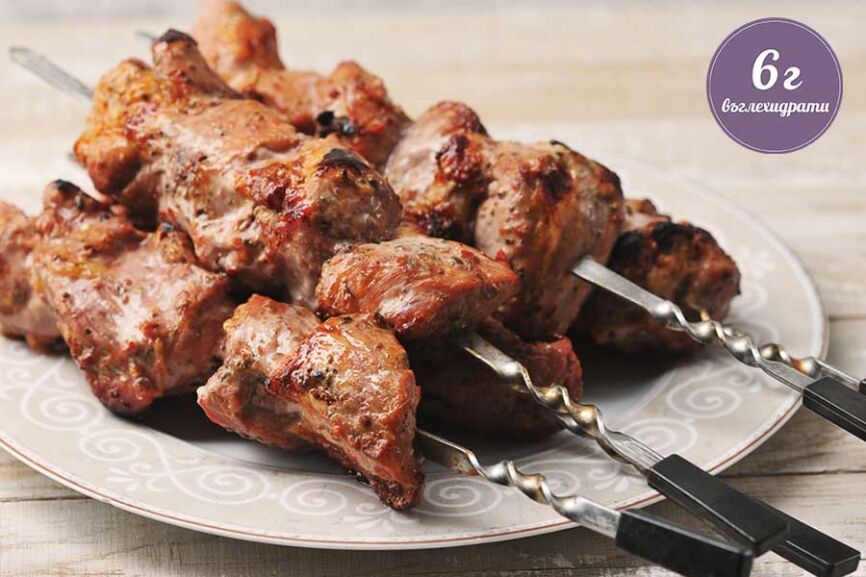 pork skewers on skewers in a plate on a wooden background Свински шишчета, пюре от карфиол, сос чимичури.